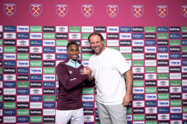 Steidten tạo không ít bản hợp đồng giá trị cho CLB chủ quản.